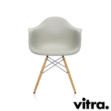 Load the image into the gallery viewer, Vitra Eames Plastic Armchair RE - DAW, Untergestell Esche, honigfarben & weitere Farben