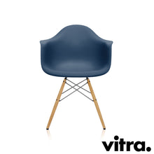 Load the image into the gallery viewer, Vitra Eames Plastic Armchair RE - DAW, Untergestell Esche, honigfarben & weitere Farben