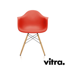 Load the image into the gallery viewer, Vitra Eames Plastic Armchair RE - DAW, Untergestell Esche, honigfarben & weitere Farben