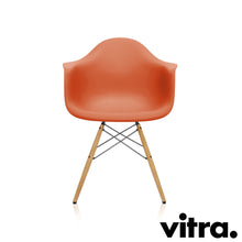 Load the image into the gallery viewer, Vitra Eames Plastic Armchair RE - DAW, Untergestell Esche, honigfarben & weitere Farben