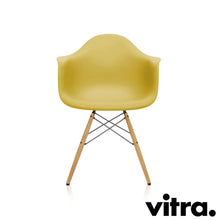 Load the image into the gallery viewer, Vitra Eames Plastic Armchair RE - DAW, Untergestell Esche, honigfarben & weitere Farben