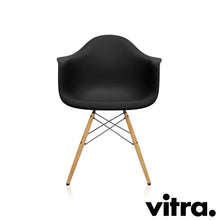Load the image into the gallery viewer, Vitra Eames Plastic Armchair RE - DAW, Untergestell Esche, honigfarben & weitere Farben
