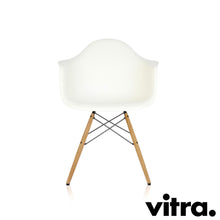 Load the image into the gallery viewer, Vitra Eames Plastic Armchair RE - DAW, Untergestell Esche, honigfarben & weitere Farben