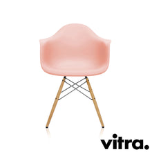 Load the image into the gallery viewer, Vitra Eames Plastic Armchair RE - DAW, Untergestell Esche, honigfarben & weitere Farben