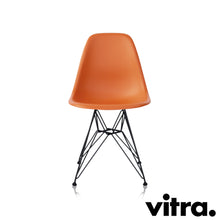 Afbeelding in Gallery-weergave laden, Vitra Eames Plastic Side Chair RE DSR, Untergestell schwarz (outdoor tauglich) & weitere Farben