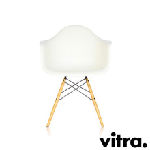 Carica l'immagine nel visualizzatore di Gallery, Vitra Eames Plastic Armchair RE DAW, Untergestell Ahorn, gelblich & weitere Farben