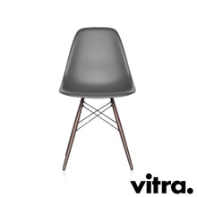 Carica l'immagine nel visualizzatore di Gallery, Vitra Eames Plastic Side Chair DSW, Untergestell Ahorn, dunkel & weitere Farben