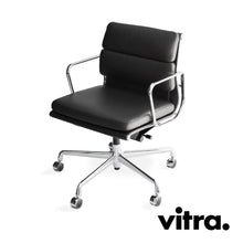 Carica l'immagine nel visualizzatore di Gallery, vitra Eames Soft Pad Chair EA 217, Bürostuhl mit Rollen, Leder / verchromt