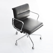 Carica l'immagine nel visualizzatore di Gallery, vitra Eames Soft Pad Chair EA 217, Bürostuhl mit Rollen, Leder / verchromt