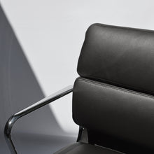 Carica l'immagine nel visualizzatore di Gallery, vitra Eames Soft Pad Chair EA 217, Bürostuhl mit Rollen, Leder / verchromt