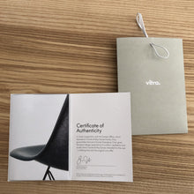 Carica l'immagine nel visualizzatore di Gallery, vitra Eames Fiberglass Side Chair DSW, Untergestell Ahorn, gelblich & weitere Farben