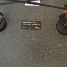 Carica l'immagine nel visualizzatore di Gallery, vitra Eames Fiberglass Side Chair DSW, Untergestell Ahorn, gelblich & weitere Farben