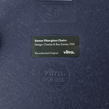 Lade das Bild in den Galerie-Viewer, Vitra Eames Fiberglass Side Chair DSW, Untergestell Ahorn, schwarz & weitere Farben