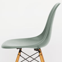 Carica l'immagine nel visualizzatore di Gallery, vitra Eames Fiberglass Side Chair DSW, Untergestell Ahorn, gelblich & weitere Farben