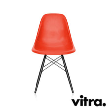 Lade das Bild in den Galerie-Viewer, Vitra Eames Fiberglass Side Chair DSW, Untergestell Ahorn, schwarz & weitere Farben