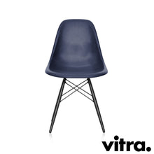 Lade das Bild in den Galerie-Viewer, Vitra Eames Fiberglass Side Chair DSW, Untergestell Ahorn, schwarz & weitere Farben