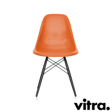 Lade das Bild in den Galerie-Viewer, Vitra Eames Fiberglass Side Chair DSW, Untergestell Ahorn, schwarz & weitere Farben
