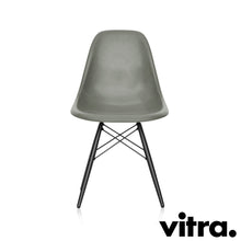 Lade das Bild in den Galerie-Viewer, Vitra Eames Fiberglass Side Chair DSW, Untergestell Ahorn, schwarz & weitere Farben