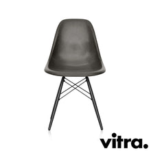 Lade das Bild in den Galerie-Viewer, Vitra Eames Fiberglass Side Chair DSW, Untergestell Ahorn, schwarz & weitere Farben