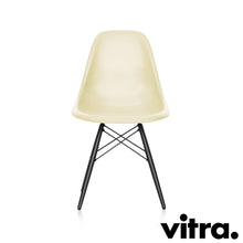 Lade das Bild in den Galerie-Viewer, Vitra Eames Fiberglass Side Chair DSW, Untergestell Ahorn, schwarz & weitere Farben