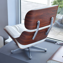 Carica l'immagine nel visualizzatore di Gallery, Vitra Eames Lounge Chair & Ottoman, poliert, Santos Palisander, Leder Premium F Snow (XL / Neue Maße)