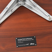 Afbeelding in Gallery-weergave laden, Vitra Lounge Chair & Ottoman, Santos Palisander, Leder Premium F Nero, poliert (XL / Neue Maße)