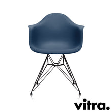 Load the image into the gallery viewer, Vitra Eames Plastic Armchair RE - DAR, Untergestell schwarz (outdoor tauglich) & weitere Farben