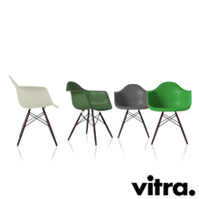 Lade das Bild in den Galerie-Viewer, Vitra Eames Plastic Armchair RE - DAW, Untergestell Ahorn, dunkel & weitere Farben