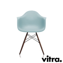 Lade das Bild in den Galerie-Viewer, Vitra Eames Plastic Armchair RE - DAW, Untergestell Ahorn, dunkel & weitere Farben