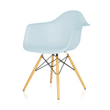 Carica l'immagine nel visualizzatore di Gallery, Vitra Eames Plastic Armchair RE DAW, Untergestell Ahorn, gelblich & weitere Farben