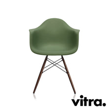 Lade das Bild in den Galerie-Viewer, Vitra Eames Plastic Armchair RE - DAW, Untergestell Ahorn, dunkel & weitere Farben