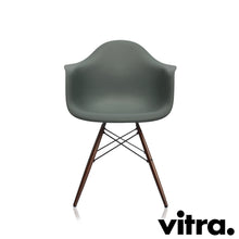 Lade das Bild in den Galerie-Viewer, Vitra Eames Plastic Armchair RE - DAW, Untergestell Ahorn, dunkel & weitere Farben
