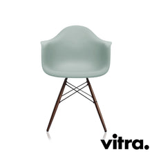 Lade das Bild in den Galerie-Viewer, Vitra Eames Plastic Armchair RE - DAW, Untergestell Ahorn, dunkel & weitere Farben