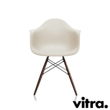 Lade das Bild in den Galerie-Viewer, Vitra Eames Plastic Armchair RE - DAW, Untergestell Ahorn, dunkel & weitere Farben