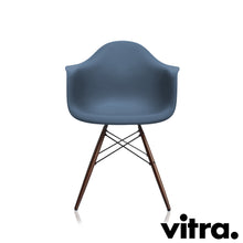 Lade das Bild in den Galerie-Viewer, Vitra Eames Plastic Armchair RE - DAW, Untergestell Ahorn, dunkel & weitere Farben