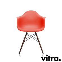 Lade das Bild in den Galerie-Viewer, Vitra Eames Plastic Armchair RE - DAW, Untergestell Ahorn, dunkel & weitere Farben