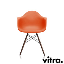 Lade das Bild in den Galerie-Viewer, Vitra Eames Plastic Armchair RE - DAW, Untergestell Ahorn, dunkel & weitere Farben