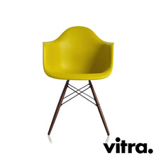 Lade das Bild in den Galerie-Viewer, Vitra Eames Plastic Armchair RE - DAW, Untergestell Ahorn, dunkel & weitere Farben