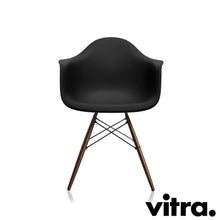 Lade das Bild in den Galerie-Viewer, Vitra Eames Plastic Armchair RE - DAW, Untergestell Ahorn, dunkel & weitere Farben