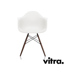 Lade das Bild in den Galerie-Viewer, Vitra Eames Plastic Armchair RE - DAW, Untergestell Ahorn, dunkel & weitere Farben