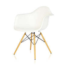 Carica l'immagine nel visualizzatore di Gallery, Vitra Eames Plastic Armchair RE DAW, Untergestell Ahorn, gelblich & weitere Farben