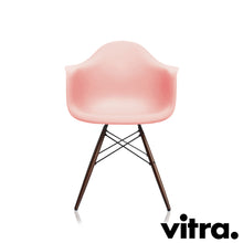 Lade das Bild in den Galerie-Viewer, Vitra Eames Plastic Armchair RE - DAW, Untergestell Ahorn, dunkel & weitere Farben