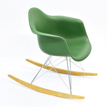 Load the image into the gallery viewer, Vitra Eames Schaukelstuhl - Plastic Armchair RE RAR