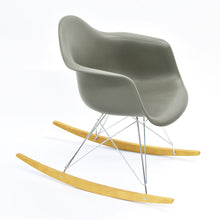 Load the image into the gallery viewer, Vitra Eames Schaukelstuhl - Plastic Armchair RE RAR