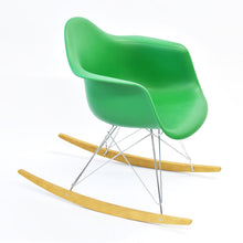 Load the image into the gallery viewer, Vitra Eames Schaukelstuhl - Plastic Armchair RE RAR
