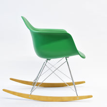 Load the image into the gallery viewer, Vitra Eames Schaukelstuhl - Plastic Armchair RE RAR