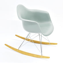 Load the image into the gallery viewer, Vitra Eames Schaukelstuhl - Plastic Armchair RE RAR