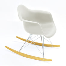 Load the image into the gallery viewer, Vitra Eames Schaukelstuhl - Plastic Armchair RE RAR