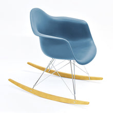 Load the image into the gallery viewer, Vitra Eames Schaukelstuhl - Plastic Armchair RE RAR