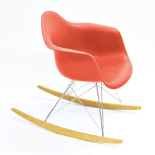 Load the image into the gallery viewer, Vitra Eames Schaukelstuhl - Plastic Armchair RE RAR